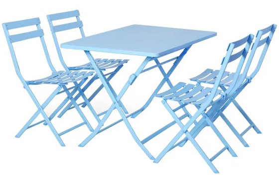 屋外の鋼鉄折りたたみ式テーブルおよびセットを食事している椅子の庭4人