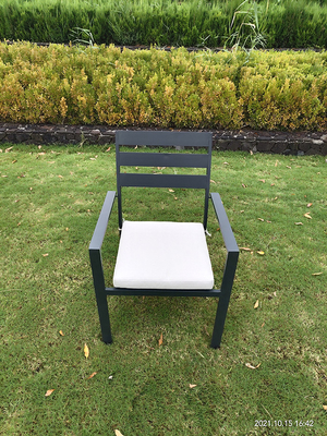 64cmの高さのArmrestのアルミニウム積み重ねの椅子の屋外の粉のコーティング